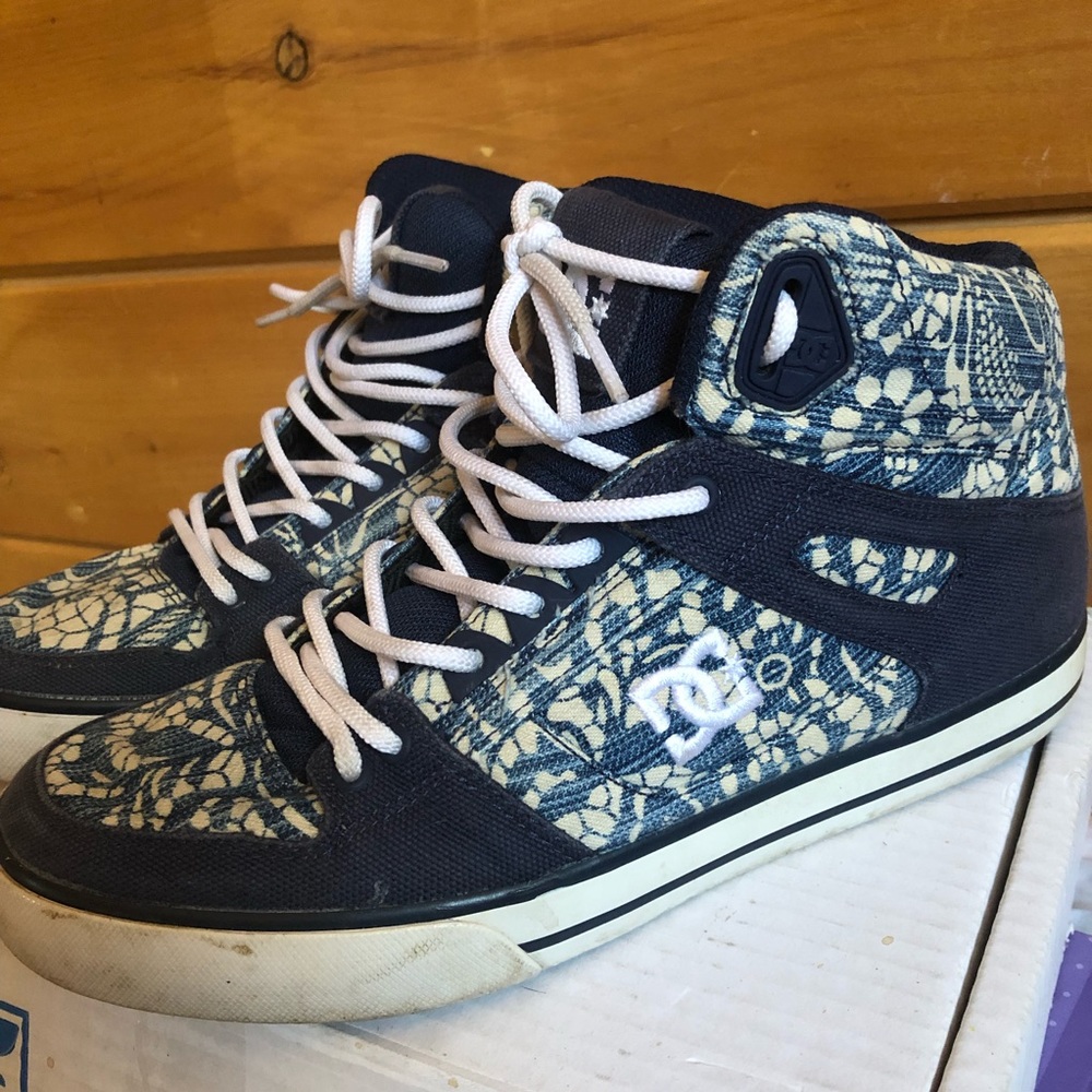 DC Skateboard Shoes - size 8